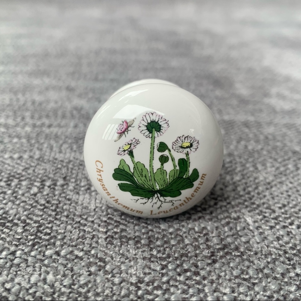 Vintage Portmeirion Botanic Garden White Daisies Ceramic Drawer Pull Knob 1.25”